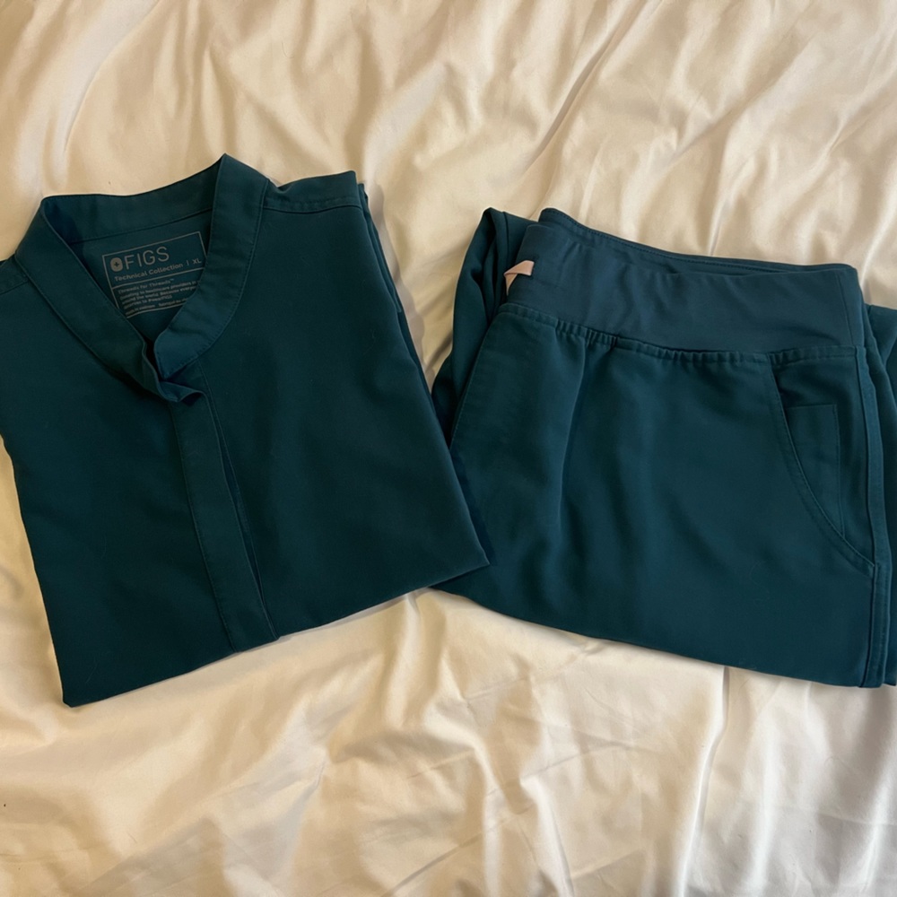 FIGS Scrub Set in Caribbean Blue - Top XL, Pants XXL